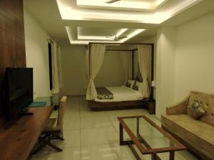 KhambhāliyaHotel Kalyan's - Mansingh Inn的客厅配有床和沙发