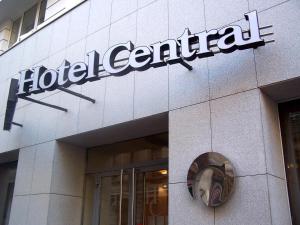 布加勒斯特Central Hotel, Trademark Collection by Wyndham的建筑一侧的酒店中央标志