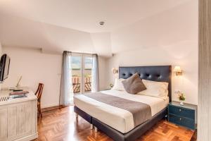 科莫皮林纽斯酒店的一间卧室设有一张大床和一个窗户。