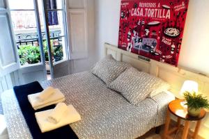 巴塞罗那托尔提拉格拉西亚公寓的带沙发和桌子的小客厅