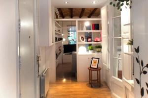 巴塞罗那托尔提拉格拉西亚公寓的走廊通往带白色橱柜的厨房