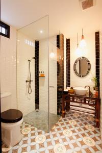 曼谷班查特酒店的带淋浴、卫生间和盥洗盆的浴室