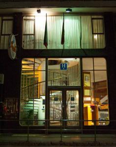 乌迪亚莱斯堡隆达酒店的商店前端,晚上有窗户