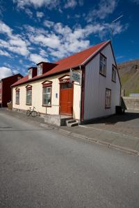 伊萨菲尔德Guesthouse Ísafjördur - Gamla的街道上白色的建筑,有红色的屋顶