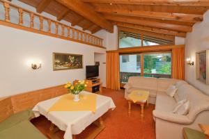蒂罗尔州奥伯恩多夫Haus Waldrand的客厅配有沙发和桌子