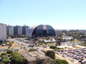巴西利亚巴西利亚阿帕特酒店的城市停车场空中景观