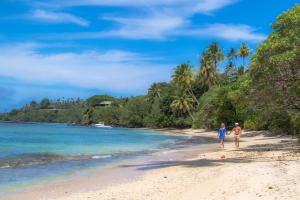 马太瓦卡拉湾度假村的海滩上散步的夫妇