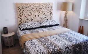 雷卡纳蒂港Festina Lente B&B的一间卧室配有一张带床头板和枕头的床