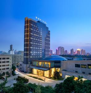 郑州郑州索菲特国际饭店的城市中一座大建筑