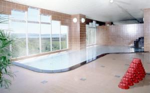 网走市网走湖天都之乡本阵酒店的大型客房带窗户,设有游泳池