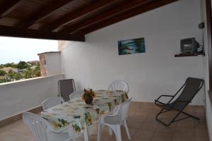 伊索拉戴里费米尼Casa Vacanze Laura的一间带桌椅的用餐室