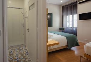 波尔图博阿维斯塔宾馆的酒店客房配有一张床和淋浴