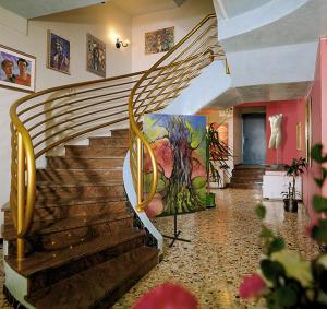 比比翁米拉马雷酒店的墙上画画的建筑物的楼梯