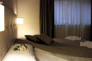 罗马德西黛礼欧酒店的卧室配有带枕头的床铺和窗户。