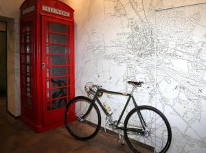 皮布尔斯帕克旅馆的一辆自行车停在一个红色电话亭旁边