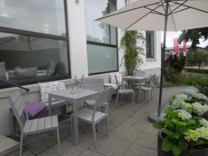汉堡迷人北欧2号公寓的一个带桌椅和遮阳伞的庭院
