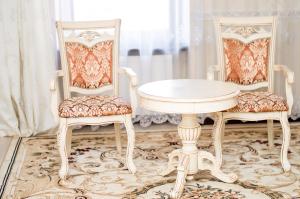 卢茨克Maximus hotel的两把椅子和一张白色桌子以及两把椅子