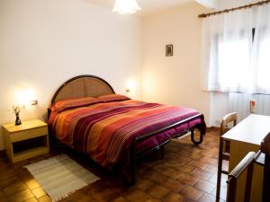 波里奥特米卡萨瓦坎兹博里奥公寓的一间卧室配有一张床、一张桌子和一个窗户。