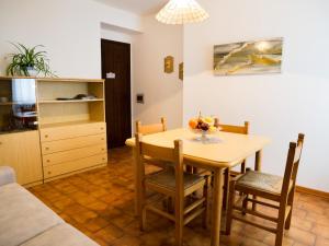 波里奥特米卡萨瓦坎兹博里奥公寓的厨房以及带桌椅的用餐室。