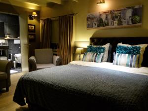 DudzeleBoutique hotel Het Bloemenhof的一间卧室配有一张带蓝色枕头的大床
