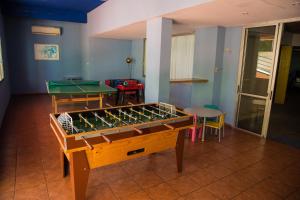萨尔托Hotel Solar del Acuario的一间设有乒乓球桌和乒乓球桌的房间