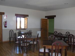 拉瓦纳尔德尔卡米诺La Candela的用餐室配有木桌和椅子
