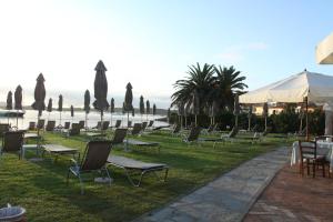 波尔图圣保罗IHR Hotel San Paolo的一组草坪桌椅和遮阳伞