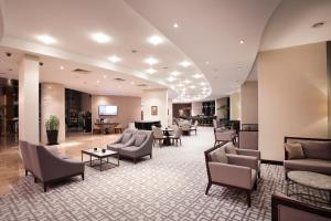 库萨达斯魅力豪华酒店的大堂设有桌椅和等候室