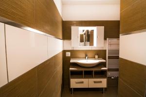 皮森多夫Oscar & Sons Apartments的一间带水槽和镜子的浴室