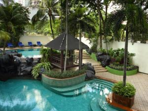 雅加达雅加达雅诗阁住宅酒店的度假村内带凉亭的游泳池