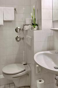 曼海姆Sure Hotel by Best Western Mannheim City的白色的浴室设有卫生间和水槽。
