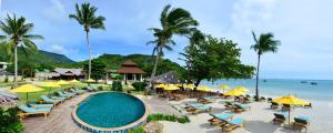 通奈潘海滩平产帕岸岛海滨度假村的海滩上设有游泳池、椅子和遮阳伞