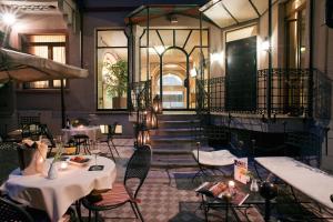 米兰Hotel Milano Regency的一间带桌椅的餐厅,以及楼梯