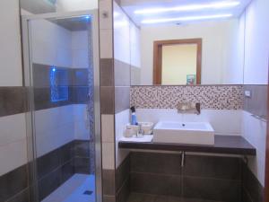 特乌拉达B&B Su Tostainu的一间带水槽和淋浴的浴室