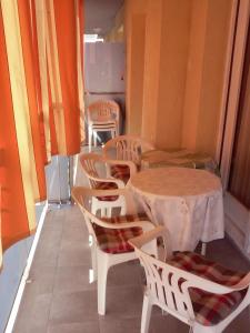 布拉内斯Apartamentos Montserrat的一套桌子和椅子