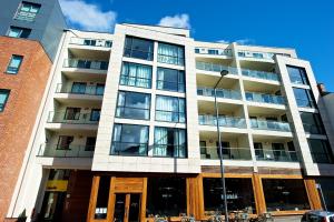 利物浦Staycity Aparthotels Liverpool City Centre的公寓大楼设有窗户,享有蓝色的天空