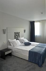 索非亚佐娜酒店4号的一间卧室设有一张大床和一个窗户。