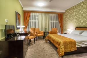 比亚韦斯托克桑塔纳酒店的配有一张床和一张书桌的酒店客房