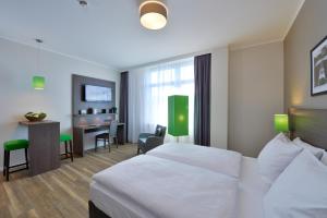 汉堡汉堡明智时光公寓式酒店的配有一张床和一张书桌的酒店客房
