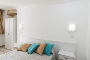 MiglionicoResidenza La Nivera的一间卧室配有蓝色和棕色枕头的床