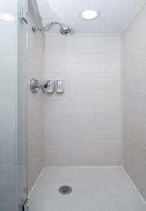 特拉弗勒斯雷斯特旅客休息/格林维尔贝斯特韦斯特酒店的浴室里设有玻璃门淋浴