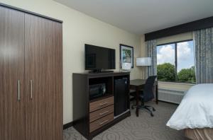特拉弗勒斯雷斯特旅客休息/格林维尔贝斯特韦斯特酒店的酒店客房配有一张床和一张书桌及一台电视