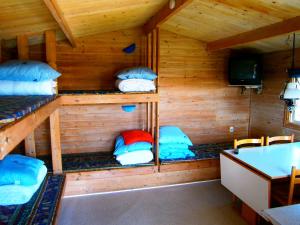 赫尔辛格格隆内哈弗宿营地及别墅酒店客房内的一张或多张双层床