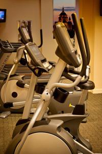 圣保罗圣保罗酒店的健身房设有跑步机和两部手机