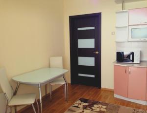 Apartment on Sportivnaya的厨房或小厨房