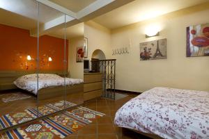 奥尔塔圣朱利奥卡梅拉多切诺特旅馆的一间卧室设有两张床和玻璃墙