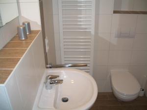 奥斯特巴德里克Ferienwohnung Rerik的浴室配有白色水槽和卫生间。