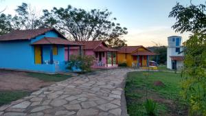 圣托梅-达斯莱特拉斯Pousada Recanto do Sossego的院子里一排色彩缤纷的房屋