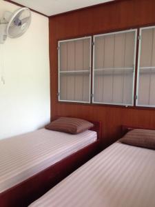 通萨拉海门海滩度假村的带窗户的客房内的两张单人床