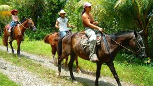CarateLagunaVista Villas的几个骑马的人在土路骑